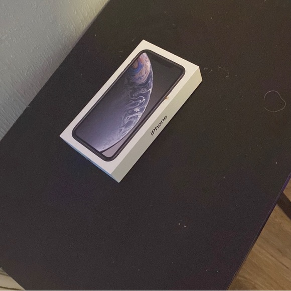 NEW IPHONE XR FOR SALE COMES WITH 4PV CHARGER BLOCK & PLUG - Picture 3 of 3